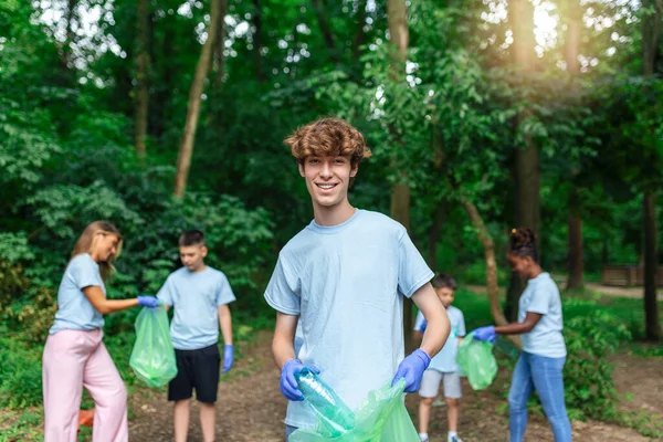 Çöp tenekesini geri dönüşümlü çöp çöpü temizleme eğitimi. Doğa temizliği, gönüllü ekoloji yeşil kavram. Çevre plastik kirliliği..