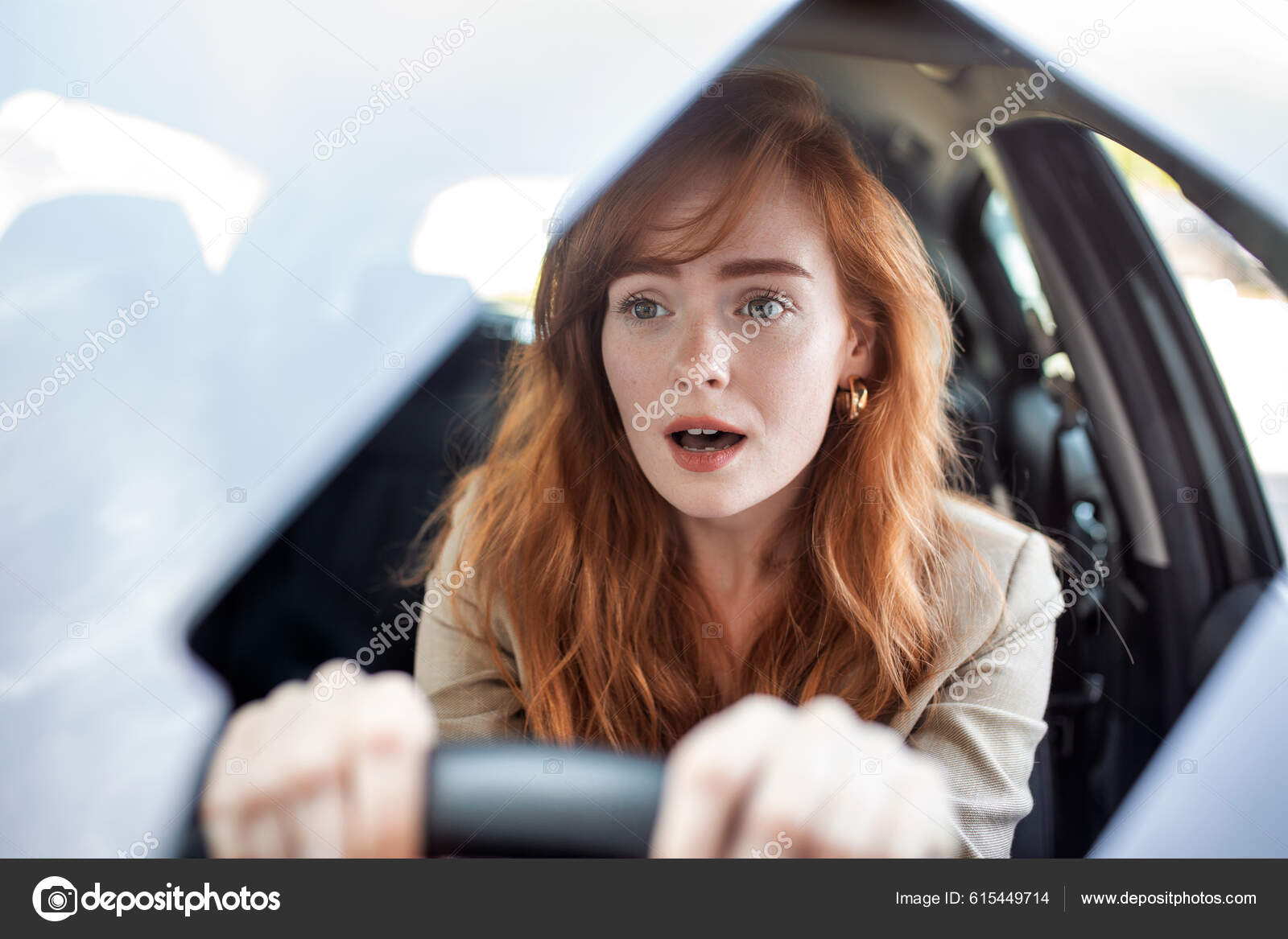 Молодая Испуганная Женщина Рулем Попала Аварию Взрослая Женщина.