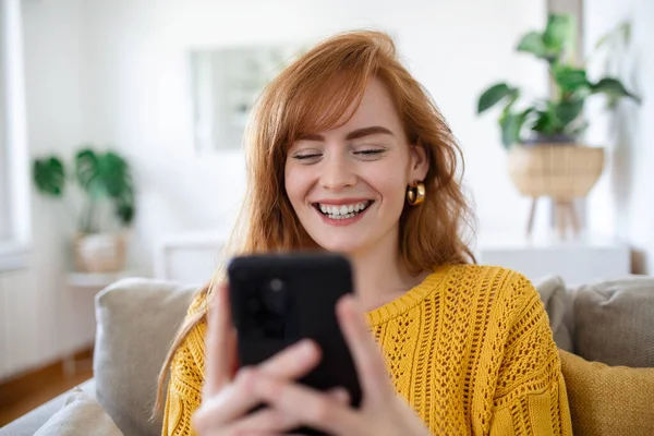 Jolie Jeune Femme Souriante Détend Sur Canapé Dans Son Salon — Photo