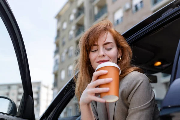 Gelukkige Jonge Vrouw Met Koffie Met Een Rem Haar Auto — Stockfoto