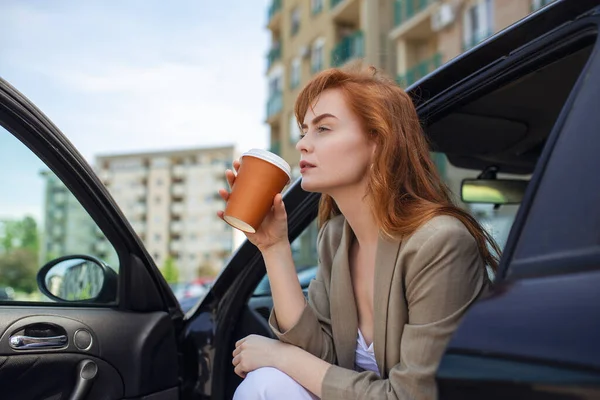 Όμορφη Νεαρή Γυναίκα Καφέ Στο Χέρι Κάθεται Ένα Αυτοκίνητο Γυναίκα — Φωτογραφία Αρχείου