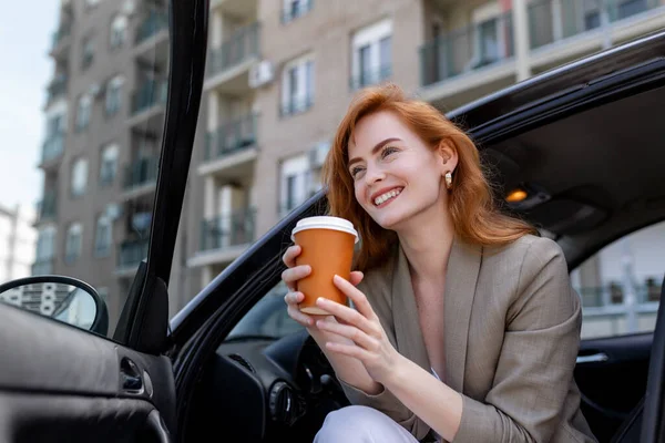 Schot Van Een Volwassen Vrouw Die Haar Auto Zit Met — Stockfoto