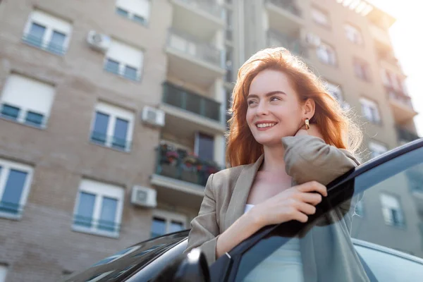 Portret Van Een Gelukkige Vrouw Die Met Auto Straat Staat — Stockfoto