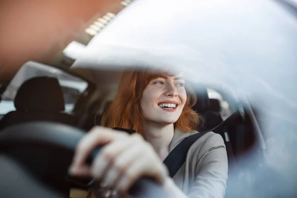 Bella Sorridente Giovane Donna Rossa Dietro Volante Guida Auto — Foto Stock