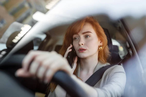 Foto Viaggiatore Donna Guidatore Sta Parlando Smartphone Dietro Volante Auto — Foto Stock