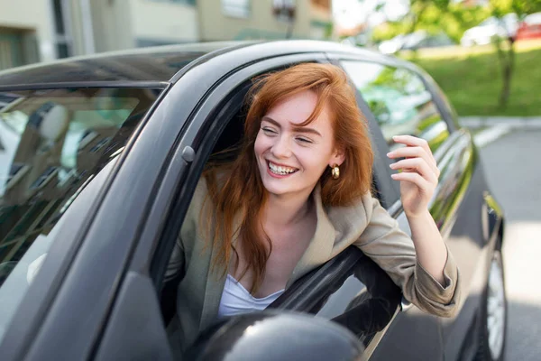 Mooie Jonge Vrouw Rijdt Haar Nieuwe Auto Bij Zonsondergang Een — Stockfoto