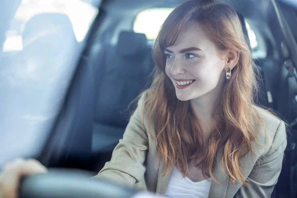 Mooie Glimlachende Jonge Roodharige Vrouw Achter Stuurwiel Rijden Auto — Stockfoto