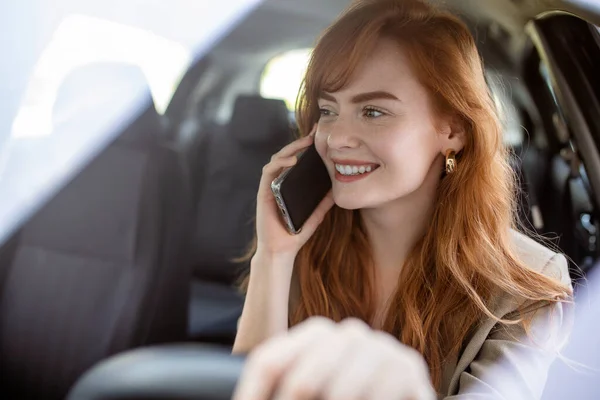 Επιχειρηματίας Πολλαπλών Καθηκόντων Κατά Την Οδήγηση Μιλάμε Στο Τηλέφωνο Χαμογελαστή — Φωτογραφία Αρχείου