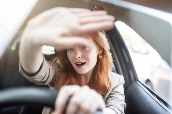 Νεαρή Τρομοκρατημένη Γυναίκα Που Οδηγεί Και Έχει Ένα Αυτοκινητιστικό Ατύχημα — Φωτογραφία Αρχείου