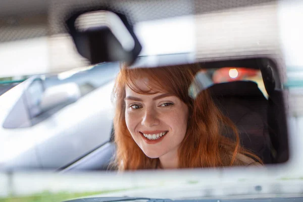 Frau Spiegel Ihres Autos Glückliche Junge Fahrerin Die Rückspiegel Nachschaut — Stockfoto