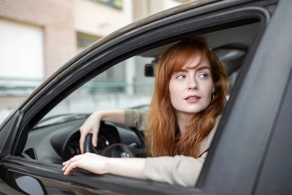 Χαρούμενη Κοκκινομάλλα Γυναίκα Στο Εσωτερικό Του Αυτοκινήτου Κοιτάζοντας Πίσω Από — Φωτογραφία Αρχείου