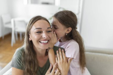 Görüntüyü kapat. Anne küçük kızından inanılmaz haberler alıyor. Küçük kız sırrını paylaşıyor. İlginç bir şey anlatıyor.