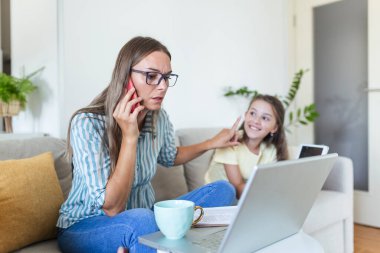 Çalışan bir anne aynı anda birden fazla iş yapıyor. Çalışmaya çalışan çocuklu bekar bir anne. Kızı izin vermezken evde çalışan endişeli bir kadın. Covid-19 sağlık krizi sırasında karantina izolasyonu