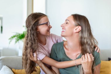 Şirin komik çocuk kızı zevk zaman birlikte evde, gülümseyen kucaklayan gülen genç annelerin mutlu aile tek anne küçük çocuk kızla eğleniyor oynamak hissediyorum sevinç sarılma ve sarılma