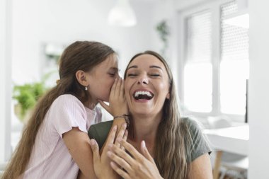 Görüntüyü kapat. Anne küçük kızından inanılmaz haberler alıyor. Küçük kız sırrını paylaşıyor. İlginç bir şey anlatıyor.