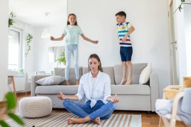 Gözleri kapalı genç anne nilüfer çiçeği içinde yerde yatarken iç ahengi korumaya çalışırken heyecanlı çocuklar kanepede zıplayıp feryat figan bir kanguru gibi çığlık atıyorlar.