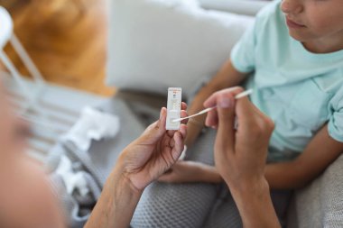 Doktor aşılayan kız. Hastanın koluna COVID-19 aşısı enjekte ediyorum. Tıbbi maskeli bir kız kovid 19 aşısı oluyor, doktor hastanede koronavirüs aşısı yapıyor. HPV aşısı