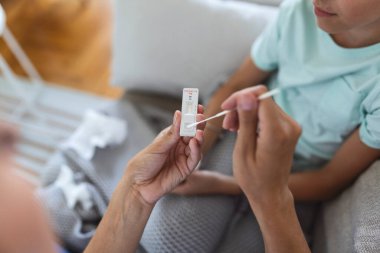 Doktor aşılayan kız. Hastanın koluna COVID-19 aşısı enjekte ediyorum. Tıbbi maskeli bir kız kovid 19 aşısı oluyor, doktor hastanede koronavirüs aşısı yapıyor. HPV aşısı