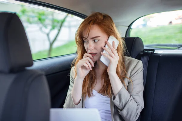 Femme Affaires Parlant Sur Téléphone Mobile Utilisant Ordinateur Portable Dans — Photo