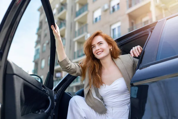 Mooie Jonge Vrouw Opent Autodeur Aantrekkelijke Vrouw Die Uit Auto — Stockfoto