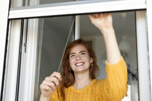 Pencereyi Açmak Kapatmak Için Kadın Eli Tutuşu Geri Çekilebilir Böcek — Stok fotoğraf