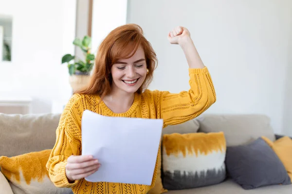 興奮した若い女性は紙の手紙を保持している銀行からの仕事の昇進や税金の払い戻しを受ける陶酔感 幸せな女性は良い楽しいニュースの笑顔書類を読んで 学生奨学金を取得 — ストック写真