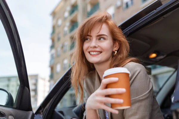 Schot Van Volwassen Vrouw Zittend Haar Auto Met Open Deur — Stockfoto