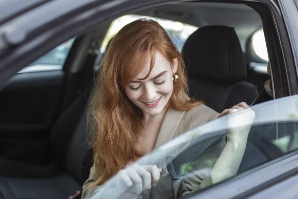 Jeune Femme Assise Sur Siège Auto Attachant Ceinture Sécurité Concept — Photo