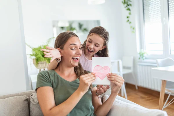 Junge Frau Und Mädchen Hause Feiern Muttertag Sitzend Auf Sofa — Stockfoto