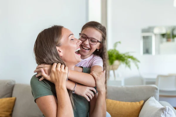 Pequena Filha Jovem Mãe Enfrenta Webcam Vista Perto Adorável Criança — Fotografia de Stock