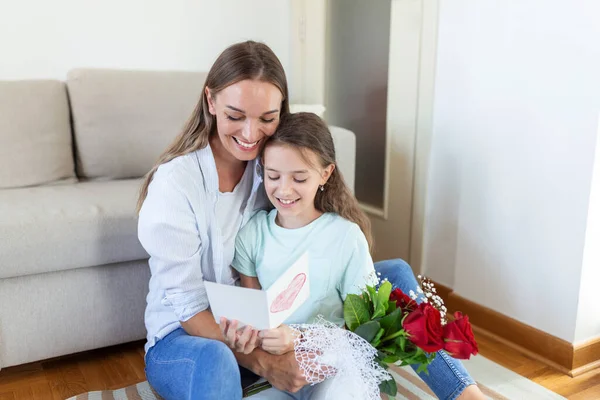 Feliz Dia Mãe Filha Criança Parabeniza Mãe Seu Cartão Postal — Fotografia de Stock