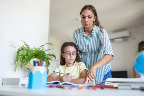 ストレスの多い母親と娘の失敗の宿題 学校の問題の概念に不満 悲しい少女離れて母親から 退屈な宿題をしたくないなって — ストック写真