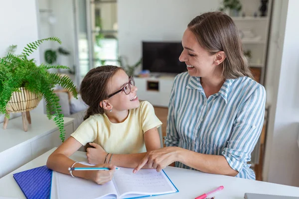 Mère Aidant Fille Pendant Ses Études Maison Jolie Femme Souriante — Photo