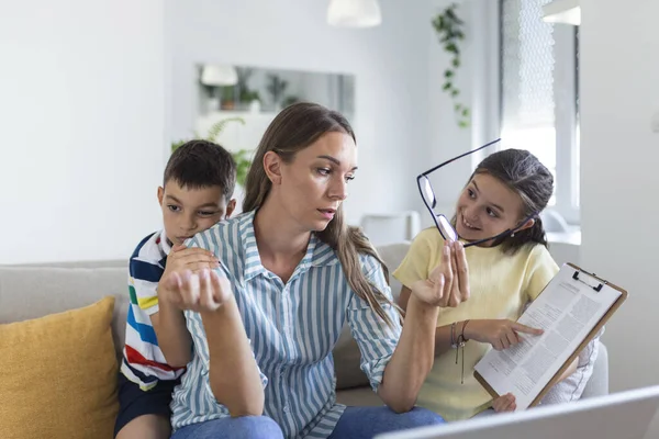 Jeune Mère Travaillant Avec Ordinateur Portable Pendant Que Son Fils — Photo