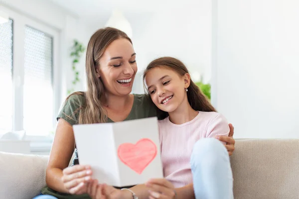 Giovane Donna Ragazza Casa Festeggiare Festa Della Mamma Seduta Sul — Foto Stock