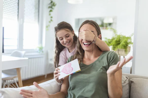 Ragazzina Felice Congratulandosi Con Madre Sorridente Dando Carta Con Cuore — Foto Stock