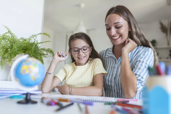 母親と一緒に家に滞在中にアルバム内の小さな女の子の着色画像 ワイドスクリーン 世代と幸せな家族の概念 — ストック写真