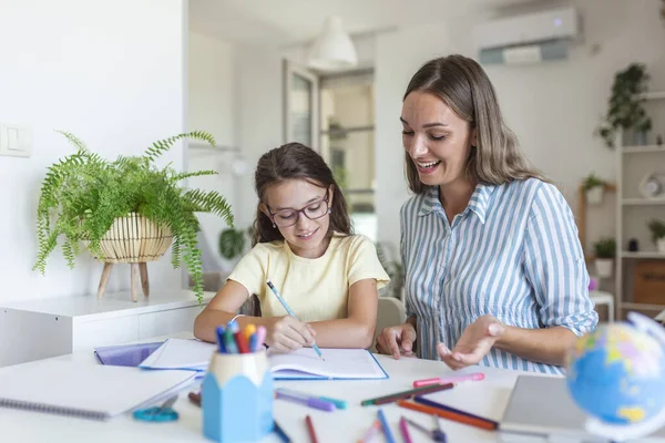 Femme Caucasienne Regardant Fièrement Fille Pendant École Domicile Faisant Peinture — Photo