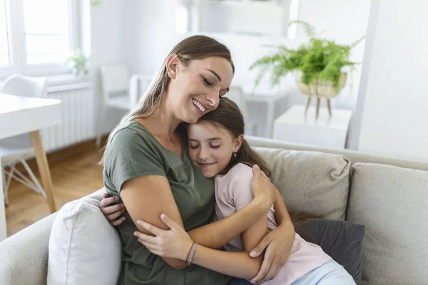 Acercamiento Dulce Hija Bonita Abrazándose Con Joven Madre Preciosa Madre — Foto de Stock