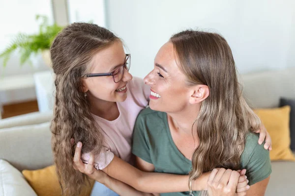 Pequena Filha Jovem Mãe Enfrenta Webcam Vista Perto Adorável Criança — Fotografia de Stock