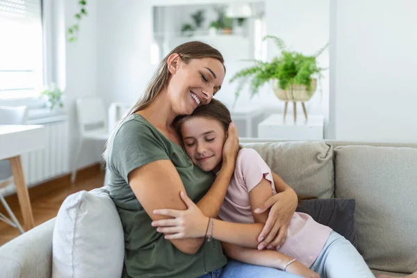 Quiero Mucho Retrato Madre Joven Feliz Piggybacking Linda Hija Sonriente — Foto de Stock