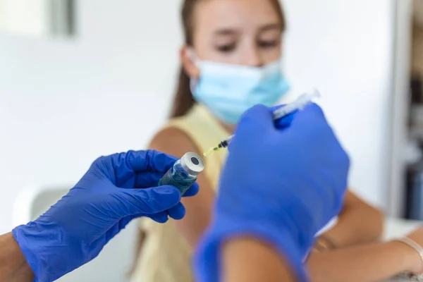 Dottoressa Vaccinatrice Iniezione Del Vaccino Covid Nel Braccio Del Paziente — Foto Stock