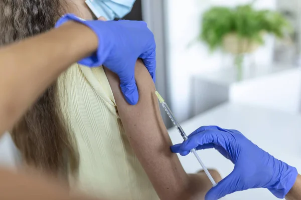 Dottoressa Vaccinatrice Iniezione Del Vaccino Covid Nel Braccio Del Paziente — Foto Stock