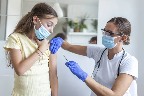 Young Child Face Mask Getting Vaccinated Coronavirus Covid Vaccination Concept — Stock Photo, Image