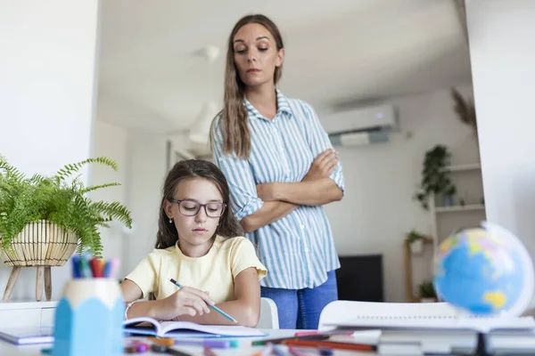 宿題をしながら集中力に問題がある子供 ストレスの多い母親と娘は失敗以上の不満宿題 学校の問題 母は娘の宿題を手伝う — ストック写真