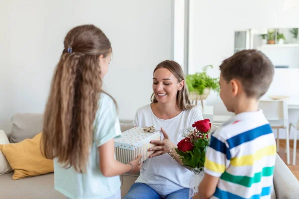 Crianças Felizes Que Dão Presente Umas Flores Mãe Feliz Dia — Fotografia de Stock