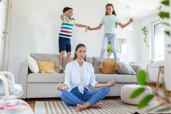 Gözleri kapalı genç anne nilüfer çiçeği içinde yerde yatarken iç ahengi korumaya çalışırken heyecanlı çocuklar kanepede zıplayıp feryat figan bir kanguru gibi çığlık atıyorlar.