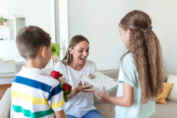 Crianças Felizes Que Dão Presente Umas Flores Mãe Feliz Dia — Fotografia de Stock