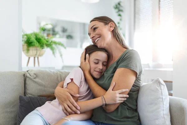 Retrato Feliz Jovem Mãe Jogar Abraço Abraço Mostrar Amor Bonito — Fotografia de Stock