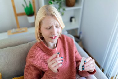 Coronavirus covid-19 için kendi kendini test eden genç bir kadın.